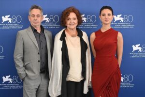 Paula Luchsinger Instagram - ✨Que hermosa experiencia haber participado del Festival de Venecia presentando la película El Conde de Pablo Larraín, una película necesaria para los tiempos que vivimos. Y que honor compartir estos momentos con personas que admiro tanto.✨

Quiero agradecer a la gente que lo hizo posible:
- A @fabula_prod  y a @netflixchile por su apoyo
- A @zamofer , estilista, y a @mauronunez66 quien adaptó el vestido, por su profesionalismo y amor 
- A @miw_jewellery por acompañarme con sus joyas mágicas 
-A @eleonoramantovani_mua y @valentinahstyle por su maquillaje y peinado