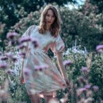 Pauline Clément Instagram - C’était le printemps, il y’avait des fleurs et on pouvait se balader à minuit dans la rue si on avait envie 🌸🌼... . @thomas.sabatier & @manoush_officiel