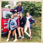 Pauline Clément Instagram - 🤍🐚Entre les prises 💛🏄🏻‍♀️ . . Avec @rodolphelauga @inesregmec @kevindebonne @laurieperet @anthonysonigo @constancelabbe 📷 @alicesperanto 🦹🏼‍♀️ @ameliesalomon