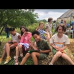 Pauline Clément Instagram - Des taches de rousseur, une bd, la prof de sport qui a la flemme, du chocolat dans une cachette et des boucles d’oreille en forme de carotte ! 👩‍🌾