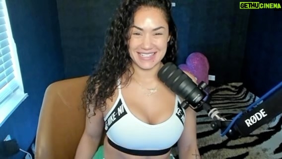 Pearl Gonzalez Instagram - What I learned from watching @powerslap yesterday and the beauty of mixing #boxing and #MMA into their rule set. Annnnd a quick replay of me trying the sport out! 😜 Happy Sunday Babes 💋👊🏼