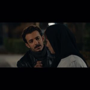 Pedram Sharifi Instagram - بازیگر فیلمنامه را می خواند، در متن احتمالا با چنین چیزی مواجه میشود: “کاوه سکه اش را از جیبش در می آورد و به شیوا نشان میدهد” ممکن است توضیح بیشتری هم داده شده باشد مثل اینکه”سکه او صمیمی ترین دوست اوست” اما این بازیگر است که با این داده چه میکند. به استفاده درخشان علی شادمان از این “صمیمی ترین دوستش” دقت کنید. به انجام آن کار و دیالوگ گفتنش دقت کنید. همکاران خوب باعث پیشرفت ما در کارمان هستند، قدر آنها را بدانیم✌🏻♥️