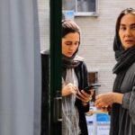 Pedram Sharifi Instagram - . رونمایی از عکس‌ها و اطلاعات رسمی فیلم «ملخ»/ اولین حضور بین‌المللی در جشنواره آمریکایی رقم می‌خورد . به گزارش روابط عمومی پروژه، فیلم سینمایی #ملخ به کارگردانی #فائزه_عزیزخانی، تهیه‌کنندگی #منیژه_حکمت و #مهشید_آهنگرانی‌فراهانی و پخش بین‌المللی شرکت ایریماژ در نخستین نمایش جهانی، در جشنواره «جنوب از جنوب غربی» (SXSW) اکران می‌شود. . این جشنواره بزرگ آمریکایی که تاکنون با سینمای نوین ایران بیگانه بوده است، از 20 تا 29 اسفند ماه سال جاری در شهر آستین در ایالت تگزاس برگزار می‌شود. . جشنواره «جنوب از جنوب غربی» (SXSW) که در میان تگزاسی‌ها به نام مختصر «جنوب از...» (Southby) شناخته می‌شود، به گفته وال استریت ژورنال، «از زمان آغاز در سال 1987، در مقام یک دورهمی برای گروه های موسیقی به اتفاقی بزرگ مبدل شده است که پیشروان فکری و فرهنگی از سراسر جهان را جذب سواحل دریاچه لردی برد می‌کند.» . نیویورک‌تایمز می‌نویسد: «جنوب از...، به آنگونه ای که اهالی آستین نام جشنواره را می‌خوانند، به قوه محرکه‌ای اقتصادی مبدل شده است که تاثیر آن بر اقتصاد محلی معادل میزبانی بازی نهایی لیگ فوتبال آمریکا است و در سال 2019، درآمدی معادل 356 میلیون دلار به همراه داشته است...» . لس‌آنجلس‌تایمز توصیف می‌کند: «جشنواره فیلم جنوب از جنوب غربی به ایستگاهی مهم در مدار جشنواره‌های بهاری مبدل شده است که پایگاهی برای فیلم‌های مستقل کم‌هزینه و تولیدات تجاری‌تر استودیویی فراهم می‌کند.» . راهیابی فیلم «ملخ» به این جشنواره بزرگ، معتبر و تاثیرگذار می‌تواند پنجره‌ای جدید را روی فیلم‌های مستقل ایرانی بگشاید. . فائزه عزیزخانی، در دومین فیلمش، با تیزبینی و شوخ‌طبعی، دختری نویسنده را در مرکز فیلم قرار داده است که در شرف از دست دادن اتاق و درآمدی از آن خود است؛ همان چیزهایی که یک نویسنده برای نوشتن به آن نیاز دارد. . «ملخ» داستان یک روز از زندگی «هانیه» با بازی #هانیه_توسلی است؛ نویسنده‌ای شکست خورده و عاشق سینما که فیلمنامه‌ای الهام پذیرفته از زندگی خود را برای کارگردانی در اختیار دوست نزدیکش، «پگاه» با بازی #پگاه_آهنگرانی، قرار داده و در جریان تمرین و روخوانی از قضاوت همگان درباره شخصیت اصلی فیلمنامه به امان آمده است. . هانیه توسلی، پگاه آهنگرانی، #پدرام_شریفی، #شیرین_آقارضاکاشی، #رامین_صدیقی، #وحید_عزیزخانی، #مجید_عزیزخانی، #نوید_سجادی_حسینی، #درنا_مدنی، #داریوش_حکمت، #مهدی_فتاحی و با حضور افتخاری #علی_مصفا از جمله بازیگران این فیلم هستند.