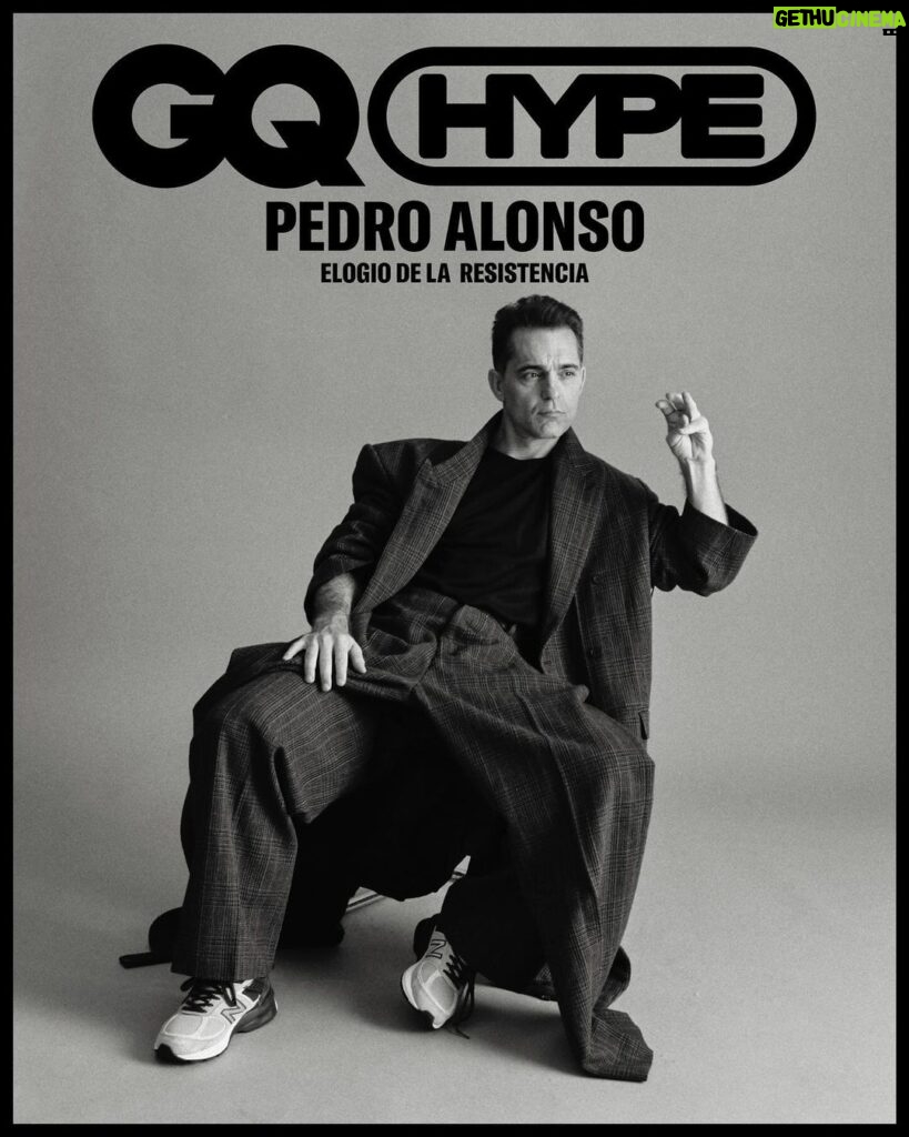 Pedro Alonso Instagram - @pedroalonsoochoro se define como un resistente de la profesión actoral. Alguien que ha estado muerto y ha resucitado profesionalmente tantas veces que su actual momento dulce, con varios proyectos simultáneos, le sabe a triunfo. Lo cual no significa que vaya a dejar de arriesgar. La entrevista completa de #GQHype ya está disponible en el link en bio. Texto: @noel_ceballos Fotografía: @adriosphoto Estilismo: @jicrazy Maquillaje y peluquería: @Elisabel_Serrano para @cool_producciones Producción: @lalaland81 Talent Manager: @loretoquintanillacasas Asistente de fotografía: @hellomorph Asistentes de estilismo: @mariajosevfm y @mpardoroch Dirección de Moda: @joanadelafuente Dirección de Arte: @fervallespin #PedroAlonso