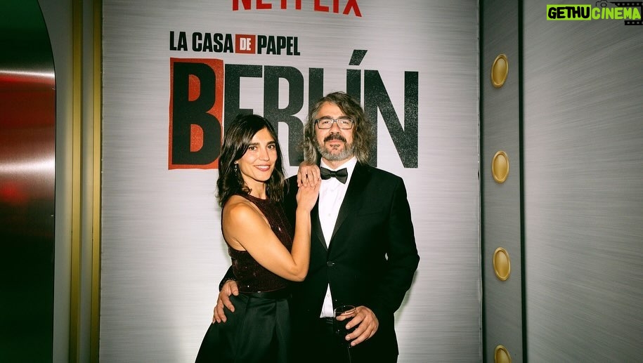 Pedro Alonso Instagram - What a night! Berlin, December 29 @vancouvermediaproducciones 🔥@netflixes 🕺🏼🔮🔥🚀 (gracias por ponerme muñesco @mansolutely @galleryroomc @miryampintado y a mi amada @bo_project_makeup )