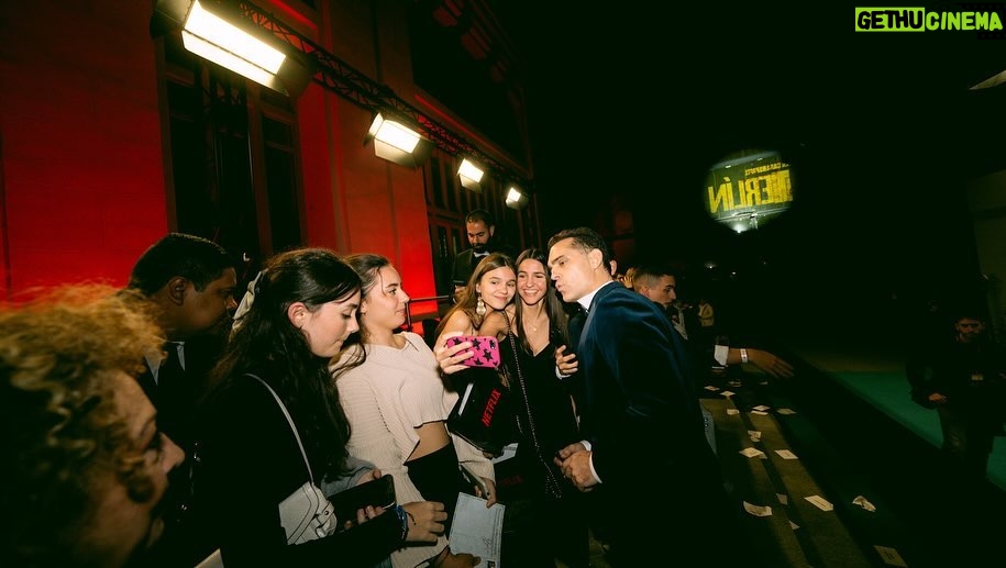 Pedro Alonso Instagram - What a night! Berlin, December 29 @vancouvermediaproducciones 🔥@netflixes 🕺🏼🔮🔥🚀 (gracias por ponerme muñesco @mansolutely @galleryroomc @miryampintado y a mi amada @bo_project_makeup )