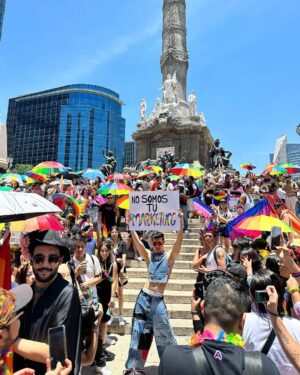 Pedro Figueira Instagram - Qué ilusos quienes pensaron que iban a poder bloquear tanto amor y color. 🌈🌈💖