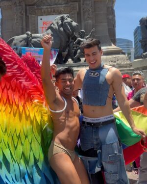 Pedro Figueira Instagram - Qué ilusos quienes pensaron que iban a poder bloquear tanto amor y color. 🌈🌈💖