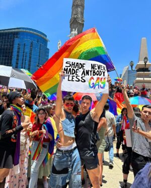 Pedro Figueira Instagram - Qué ilusos quienes pensaron que iban a poder bloquear tanto amor y color. 🌈🌈💖