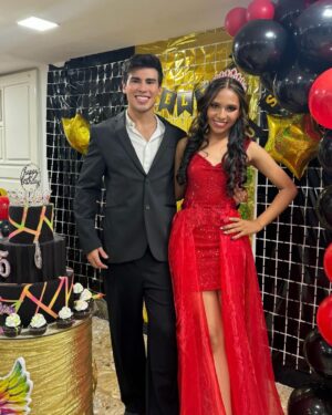 Pedro Figueira Instagram - No puedo creer lo grande que está esta niñaaaa🥹🥹♥️ Felices XV y felices de estar en familia 🙃 quien se acuerda de cuando estaba chiquita? 😭 @victorialvarez__