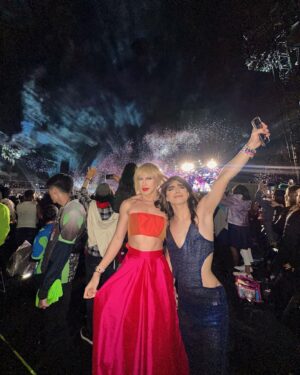 Pedro Figueira Instagram - La mejooor noche de mi vida 💖💖💖 #laurabozzo #charlottelascurain #erastour 

Desde los 14 años esperando ver a Taylor Swift, pensando que por qué filtré mis entradas no íbamos a pasar y lo logramos y cantamos agosto en agosto 🤍 👗 @amarabyy