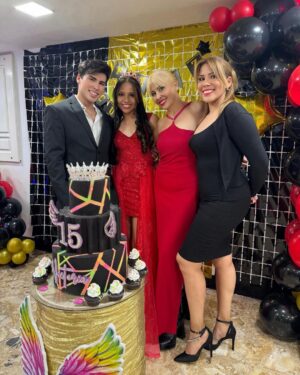 Pedro Figueira Instagram - No puedo creer lo grande que está esta niñaaaa🥹🥹♥️ Felices XV y felices de estar en familia 🙃 quien se acuerda de cuando estaba chiquita? 😭 @victorialvarez__