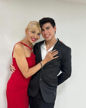 Pedro Figueira Instagram - No puedo creer lo grande que está esta niñaaaa🥹🥹♥️ Felices XV y felices de estar en familia 🙃 quien se acuerda de cuando estaba chiquita? 😭 @victorialvarez__