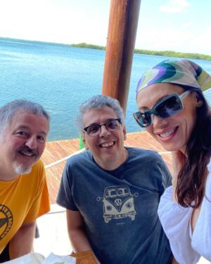 Pedro Guerra Instagram - El Viaje de Vuelta México está siendo una Gira repleta de cariño y grandes emociones. No hay palabras para agradecer todo el amor que estamos recibiendo.
Hoy estamos en Cancún. Día de descanso antes de acometer el cuarto tiempo y la recta final:

- 21 Marzo Torreón
- 22 Marzo Saltillo
- 23 Marzo Monterrey
- 24 Marzo Mazatlán 
- 26 Marzo CDMX

@cabrerizomaria 
@gyrarte 

Información y Boletos en:
www.pedroguerra.com 
(Link en Bio)