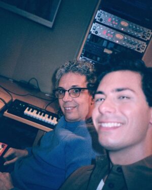 Pedro Guerra Instagram - Llevo una temporada rodeado de maestros que, sin entonces conocerlos de nada, influyeron en mi de una manera sobrenatural. Ahora tengo la suerte de poder trabajar con ellos y de descubrir a la persona que hay detrás de la música. 
Recuerdo aquellas charlas que nos daban en el colegio sobre que rama del bachillerato elegir para luego poder estudiar una carrera que también debías escoger. En mi caso, sabía que iba a elegir el bachillerato artístico y acabé en la carrera de Comunicación Audiovisual en la universidad y mi formación como trombonista profesional. Pero, a decir verdad, esas no eran mis prioridades en mi cabeza. Mi anhelo, por encima de todo, era encontrar el siguiente verso en la canción; el acorde perfecto y tocar las cuerdas de la manera que se me pusiera la carne de gallina. Intentar hacerlo como lo hace Pedro Guerra (@pedro_guerra), por ejemplo. Hoy tengo la suerte de poder estar trabajando con él en uno de los proyectos más hermosos que me he encontrado en el camino. Estoy muy feliz y esta tarde quería contároslo. Gracias por acompañarme. Aquí os dejo unas cuantas placas analógicas que nos hice en el estudio.