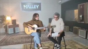 Pedro Guerra Instagram - Ayer grabamos una nueva canción con el maestro @pedro_guerra 
Es nuestra segunda canción conjunta! Él la letra y yo la música. Pronto la podréis escuchar!
Poner música a sus increíbles textos me encanta, es como si la sacara porque ya la tienen, no siento que sea yo exactamente quien crea esa música.
Ayer además pude trabajar porfin con @pablocebrian que es un grande y también con @idelascuevas que me enseñó a dejar de pedir perdón cuando me equivoco (buenísimo aprendizaje)! En su nuevo espacio @halleymusichub que es brutal!
Esta nueva canción que se llama ‘Preguntas’ estará en el vol. 2 de Parceiros, el actual proyecto de Pedro, un proyecto de dúos. Me hace mucha ilusión que hayas vuelto a contar conmigo Pedro! Hacer canciones es la más bonita tarea del universo.