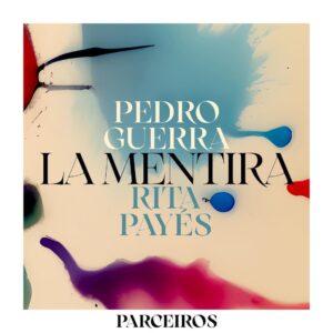 Pedro Guerra Instagram - 17 de Noviembre 
PARCEIROS Tercer Adelanto
LA MENTIRA 
Letra: Pedro Guerra
Música: Rita Payés @ritapayesroma 

la primera vez 
mintió tan solo un poco
fue una falta leve un parpadeo
un desliz sin importancia un soplo
una escaramuza un devaneo

pero la mentira 
arrastra otra mentira
como una riada hacia lo feo
nieve que empezó siendo llovizna
bola que ha crecido en su rodeo

como esa muñeca
que esconde una muñeca
que en su seno 
guarda una muñeca
que a su vez esconde 
otra muñeca

la primera vez 
mintió y no supo a nada
algo que se muestra sin quererlo
un ave de presa agazapada
la tensión oculta de un secreto

pero la mentira 
arrastra a otra mentira
una habitación llena de espejos
una mancha un golpe de la vida
un ritual que invoca al desaliento

como esa muñeca
que esconde una muñeca
que en su seno 
guarda una muñeca
que a su vez esconde 
otra muñeca