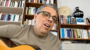 Pedro Guerra Instagram - PARCEIROS arrancó el viernes 20 de Octubre con la publicación de ACASO (Letra: Pedro Guerra/ Música: Alice Wonder @its_alicewonder). Mañana Viernes 27 se publica el segundo adelanto LOCO (Letra: Pedro Guerra Música: Bunbury @bunburyoficial ).