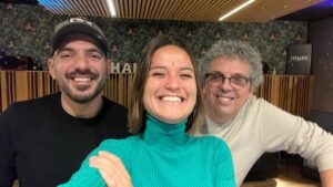 Pedro Guerra Instagram - Ayer grabamos una nueva canción con el maestro @pedro_guerra 
Es nuestra segunda canción conjunta! Él la letra y yo la música. Pronto la podréis escuchar!
Poner música a sus increíbles textos me encanta, es como si la sacara porque ya la tienen, no siento que sea yo exactamente quien crea esa música.
Ayer además pude trabajar porfin con @pablocebrian que es un grande y también con @idelascuevas que me enseñó a dejar de pedir perdón cuando me equivoco (buenísimo aprendizaje)! En su nuevo espacio @halleymusichub que es brutal!
Esta nueva canción que se llama ‘Preguntas’ estará en el vol. 2 de Parceiros, el actual proyecto de Pedro, un proyecto de dúos. Me hace mucha ilusión que hayas vuelto a contar conmigo Pedro! Hacer canciones es la más bonita tarea del universo.
