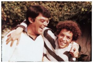 Pedro Guerra Instagram - El 29 de Septiembre de 1991, hoy se cumplen 32 años, murió mi padre: Pedro Guerra Cabrera. En muchos aspectos, el significó el lugar donde yo aprendí muchas cosas que tienen que ver con lo que soy: el lugar de la música y la poesía, los libros y las canciones. Al día siguiente de su partida, escribí una canción que titulé Septiembre y de la que aún conservo la letra:

Me enseñó el lenguaje de los años
Y aprendí el decir de lo que fuimos
Me alcanzó al estante de los libros
Cuanto fui fue el buen pan de sus manos
Me dejó cantando y se fue

Me enseñó el desorden la inocencia
El vivir colgado de la risa
Como cura dulce de una herida
Me llenó la casa de poemas
Me mostró la puerta y se fue

Me enseñó el lugar donde los buenos
Son los buenos y cómo abrazarlos
Esquivó el dolor y el desencanto
Y aún así no dejó de creerlo
Me dejó creciendo y se fue

Me enseñó el país y sus nacientes
La raíz la luz de mis canciones
Conoció la sombra y sus dolores
Escuchó mi voz y me dio suerte
Me abrazó tan fuerte y se fue

Yo tenía 25 años