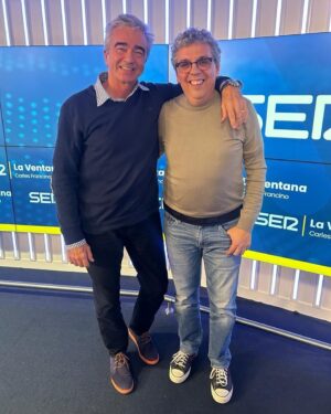 Pedro Guerra Instagram - Acabo de estar, una vez más, en @laventanacadenaser con Carles Francino y su maravilloso equipo presentando el Vol.1 de PARCEIROS. Qué gusto da que todavía haya lugares para hablar de tu trabajo de manera sosegada y durante una hora. La Música y Nosotros te estamos eternamente agradecidos,  Querido Carles.