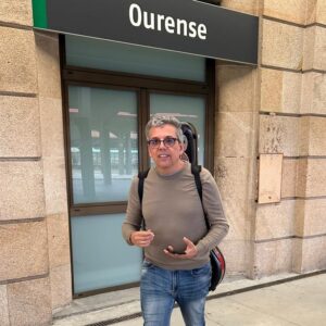 Pedro Guerra Instagram - Creamos hace unos años la Gira Pídeme para hacer partícipe a la gente de los Conciertos de una manera directa. Compras la entrada y pides la canción que quieres escuchar. El público se hace responsable del repertorio que cantas cada noche. La Pandemia nos sorprendió en México en una Gira de Pídeme. Tuvimos que volver apresuradamente a casa cancelando tres conciertos.

A finales de 2022 retomamos este formato y ahí lo estamos llevando salas pequeñas de todo el país.

Hoy, 26 de Mayo Pídeme en Salas llega a Ourense: 20:30 en el Liceo @liceodeourense 

Entradas: www.pedroguerra.com
Link en Bio