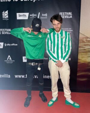 Pedro LaDroga Instagram - A ver como explico esto… Hace como 6 años me comentó mirmano @brbrfilms que si me gustaría aparecer como actor en el cast de una pelicula que iba a rodar @cpardor , que avisase a mi gang y la llevara, 1 semana despues estábamos yendo a rodar la juntera mas random pero mas epik del mundooo. 📡📽📡
Estoy muy orgulloso de que haya salido este proyecto adelante e incluso haya ganado uno de los premios del @festivalsevilla YASSS! Enhorabuena papasote!!! Y a todo el Team de “H” enormeeeeee!.

@abelovalis tekamelo golfo, grasia x esta siempre ahi, sabia k tenias k estar in desde el primer momento <3

#FREEHANSON 🖤👏🏽🖤 ojala hubieses estado en este estreno, pero esto es solo el principio i promise myg 🧱🧱🧱