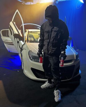 Pedro LaDroga Instagram - 👟voyCON12MUELLEyLAScarrera🕶️ “AUTOMATIKO” nuevo hitassssssio ya disponible worrrrldwide 🌐LA potensia pa tu karrooo 🔥🔥 w/ mabross @jayvazquez__  n @tonygrox DISELOJAYYYY 💪🏽