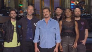 Pedro Pascal Instagram - Esta noche en #SNL con esta guapa @eggyboom y los huevoncitos ricos de @coldplay #SaturdayNightLive !!!