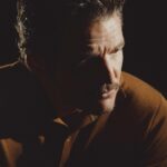 Pedro Pascal Instagram - Flaunt. It. @flauntmagazine 📸 @cschoonover 👕👖 @chloehartstein @loropiana 💄💇‍♂️ @cocoullrich