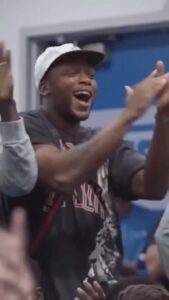 Pedro Ribeiro Instagram - De vez em quando volto a este vídeo do rookie dos Detroit Liins, Aidan Hutchinson, a apresentar-se à equipa e a conquistá-la completamente, com o poder de uma super canção. E de uns mooves tímidos mas certeiros. Gosto de tudo aqui, sobretudo a maneira como a música se espalha e enche a sala inteira, acabando tudo em festa. Tão bom. A música. Sempre a Música. ❤️