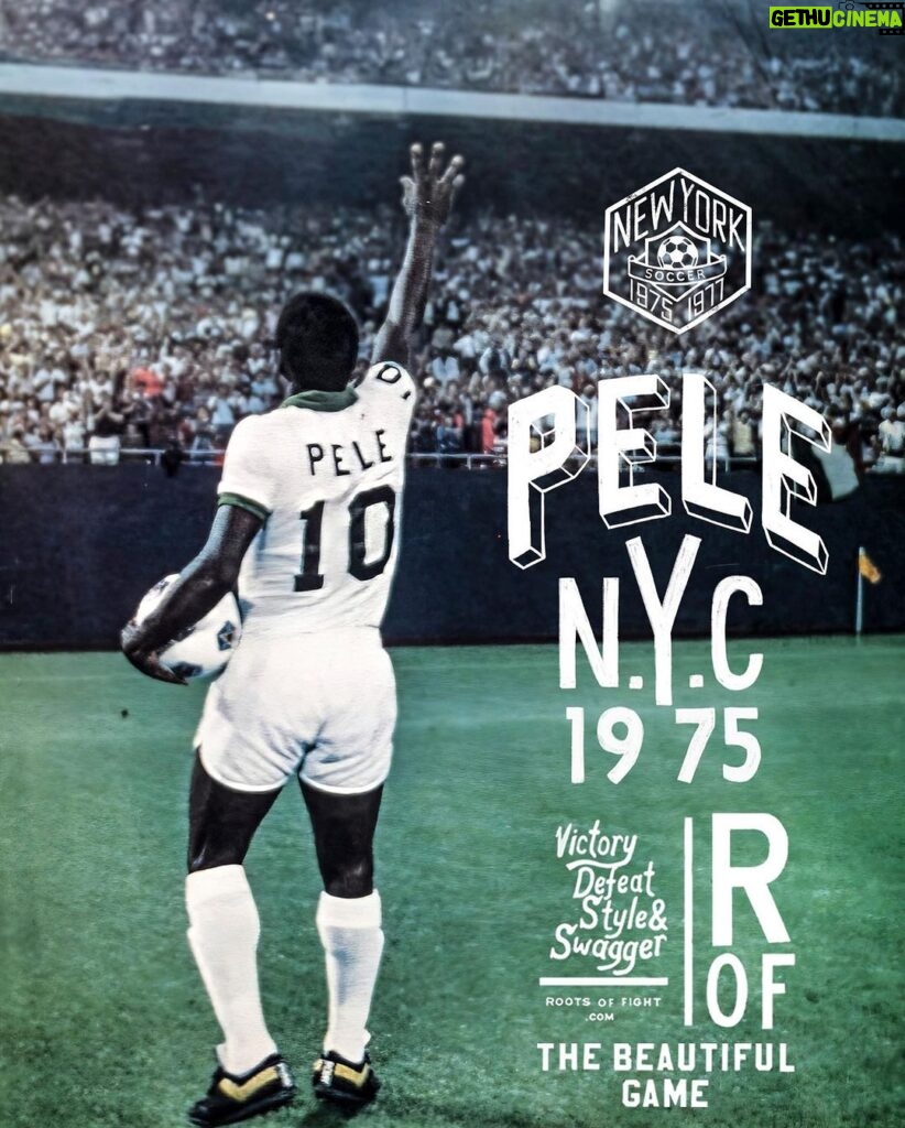 Pelé Instagram - 11 de junho de 1975, Manhattan. O grande Pelé do Brasil – o jogador de futebol mais célebre do mundo, bem como a figura mais mitológica – assinou o maior contrato da história dos esportes coletivos quando concordou em ingressar no New York Cosmos. Na América, foi um acontecimento cultural. Mais de 200 repórteres apareceram para ter uma visão da grandeza. Ninguém percebeu na época, mas quando Pelé estreou, quatro dias depois, ele abriu as portas para o esporte nos EUA. @rootsoffight está relembrando 1975, ano em que Pelé chegou à Big Apple, com esta nova coleção Pelé x NYC - exclusivamente em pele10.org /rootsoffight.com. #RootsofFight #KnowYourRoots . June 11, 1975, Midtown Manhattan. Brasil’s great Pelé — the world’s most celebrated soccer player, as well as its most mythological figure — signed the biggest contract in team sports history when he agreed to join the New York Cosmos. In America, it was a cultural happening. Over 200 reporters showed up at the Hunt Room within the “21” Club to get an eyeful of greatness. Nobody realized it at the time, but when Pelé debuted four days later he opened the floodgates for the sport in the U.S. @rootsoffight is throwing back to 1975, the year Pelé hit the Big Apple, with this new Pelé x NYC capsule - exclusively at pele10.org / rootsoffight.com. #RootsofFight #KnowYourRoots