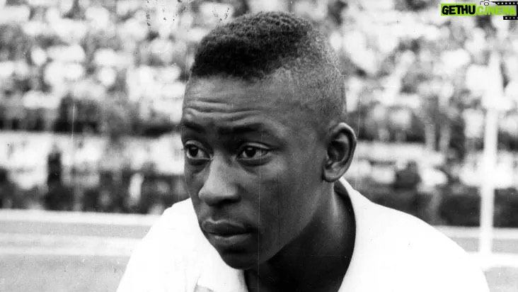 Pelé Instagram - Simplesmente histórico! Neste dia, em 1956, Pelé jogou a sua primeira partida profissional de futebol. O Rei, com apenas 15 anos, fez a sua estreia em 7 de setembro, contra o Corinthians de Santo André. O @santosfc saiu vitorioso do confronto, com um placar de 7 a 1. Este também foi o dia em que Pelé marcou o primeiro gol como atleta profissional. O resto da história, todos nós sabemos. . Simply historic! On this day in 1956, Pelé played his first professional football match. The King, aged just 15, made his debut on September 7 against Corinthians de Santo André. @santosfc emerged victorious from the match, with a score of 7 to 1. This was also the day that Pelé scored his first goal as a professional athlete. The rest of the story, we all know.