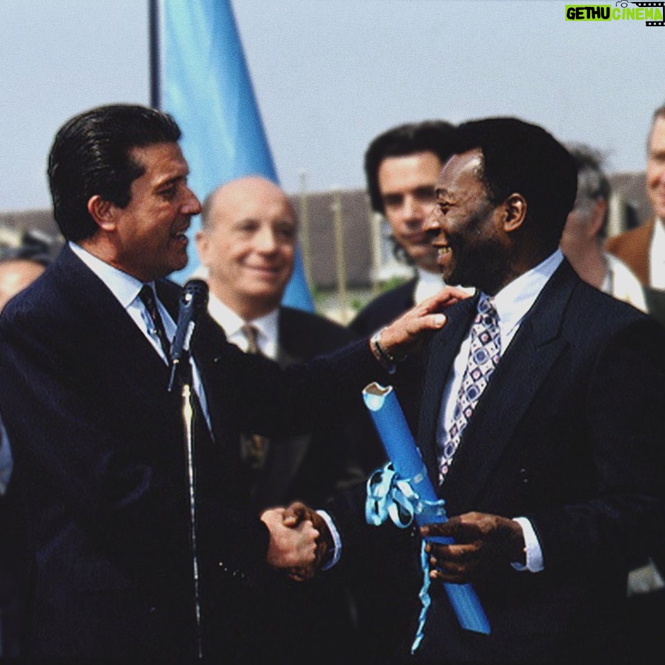 Pelé Instagram - Em abril de 1994, Rei Pelé foi nomeado Campeão do Esporte pela UNESCO. Desde então, criou campanhas maravilhosas para as crianças, como a Children in Need, em 1996, e a Partida do Coração, em 2000, que enviou uma mensagem de paz para Israel e Palestina. Neste jogo, em que o Rei deu o pontapé inicial, palestinos e israelenses representaram o mesmo time. A ação reuniu também muitas celebridades, desde cantores italianos até @michaelschumacher e Roberto Baggio, o que gerou repercussões em todo o mundo e angariou fundos para a educação das crianças da região. . In April, 1994, Rei Pelé was nominated UNESCO Champion for Sport. Since then, created marvelous campaigns for children, such as Children in Need, in 1996, and Match of the Heart, in 2000, which sent a message of peace to Israel and Palestine. In this game, in which the Rei gave the first kick, Palestinians and Israelis played on the same team. The action brought together a lot of celebrities, from Italian singers to @michaelschumacher and Roberto Baggio, which made it reverberate all over the world and raised funds for the education of children in the region.