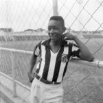 Pelé Instagram – Hoje é o dia de aniversário do clube que abrigou o Rei Pelé desde pequeno, até se transformar no maior de todos. Por isso, trouxemos algumas imagens do acervo pessoal, que mostram ele desde menino vestindo a camisa que mais amava vestir no mundo inteiro. Feliz aniversário, @santosfc!
.
Today is the birthday of the club that welcomed Pelé since he was little, until he became the biggest of all. For this reason, we have a few images from his personal file to share, that show him, since he was a boy, wearing his favorite shirt in the whole world! Happy birthday, @santosfc!