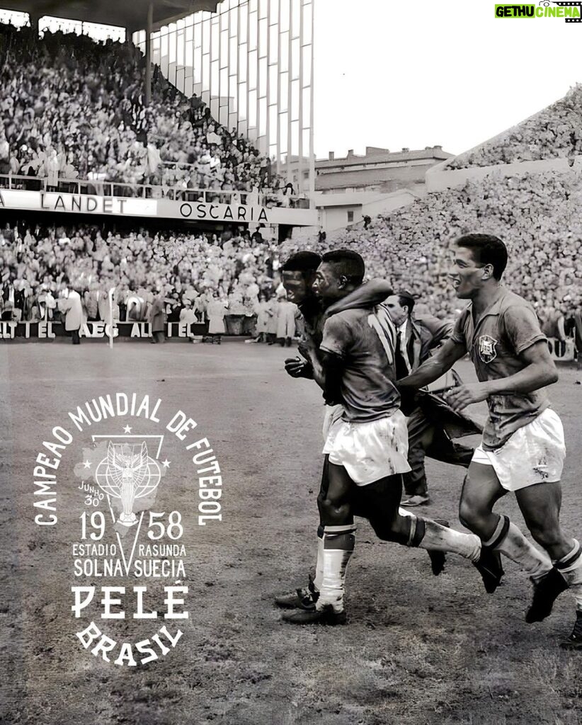 Pelé Instagram - "Por mais que vivamos, nunca esquecemos o tempo em que éramos jovens." Em 1958, um fenômeno brasileiro de 17 anos surpreendeu o mundo. Foi no Estádio Rasunda, na final contra a Suécia - país anfitrião - que Pelé marcou dois gols para ajudar o Brasil à vencer. Um herói havia surgido e uma lenda nascia. Este novo conjunto de shorts e moletom azul da @rootsoffight relembra a Copa do Mundo de 1958, quando o grande Pelé se anunciou ao mundo. Disponível agora - somente em Rootsoffight.com. #RootsofFight #KnowYourRoots . “However long we live, we never forget the time when we were young.” In 1958, a 17-year-old Brazilian phenom took the world by storm. It was at the Rasunda Stadium in the final against Sweden - the host country - that Pelé scored two goals to help Brasil to victory. A hero had emerged, and a legend was born. This new @rootsoffight royal blue shorts and hoody set throws back to the 1958 World Cup, when the great Pelé announced himself to the world. Available now - only at Rootsoffight.com. #RootsofFight #KnowYourRoots