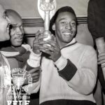 Pelé Instagram - “Depois do quinto gol, até eu quis torcer por ele.” – Sigge Parling da Suécia sobre o grande Pelé, após a final da Copa do Mundo de 1958. Quer saber o quão mágico Pelé foi desde o início? Quando criança, no verão de 1950, Pelé viu seu pai chorar quando o Brasil perdeu na Copa do Mundo contra o Uruguai, e fez uma promessa ao pai naquele momento: ele não permitiria que isso acontecesse quando ele chegasse lá. Em 1958, com apenas 17 anos, o fenômeno Pelé fez tudo certo. Ele marcou duas vezes na final da Copa do Mundo para ajudar o Brasil a vencer a Suécia, quebrando alguns recordes naquele dia, bem como os corações dos fiéis suecos em seu próprio território. Desde então? Ele se tornou o maior astro do futebol já conhecido. @rootsoffight está relembrando aquele momento único na Suécia, em 1958, quando Pelé fez seu nome, com este novo lançamento na coleção oficial. Pelé x @rootsoffight | Rootsoffight. com. #RootsofFight #KnowYourRoots . “After the fifth goal, even I wanted to cheer for him.” – Sigge Parling of Sweden on the great Pelé, after the 1958 World Cup Final. Want to know how magical Pelé was from the start? As a kid in the summer of 1950, Pelé watched his father weep as Brasil came up short in the World Cup against Uruguay, and he made a vow to his dad right then and there: He wouldn’t allow that to happen when he made it there. In 1958, at just 17 years old, the phenom Pelé made good. He scored twice in the World Cup Final to help Brasil beat Sweden, breaking a couple of records that day, as well as the hearts of the Swedish faithful on their own turf. From there? He became the biggest superstar soccer had ever known. @rootsoffight is throwing back to that breakthrough moment in Sweden, 1958, when Pelé made a name with this new drop in the official collection. Pelé x @rootsoffight | Rootsoffight.com. #RootsofFight #KnowYourRoots