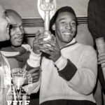 Pelé Instagram – “Depois do quinto gol, até eu quis torcer por ele.”
– Sigge Parling da Suécia sobre o grande Pelé, após a final da Copa do Mundo de 1958.

Quer saber o quão mágico Pelé foi desde o início? Quando criança, no verão de 1950, Pelé viu seu pai chorar quando o Brasil perdeu na Copa do Mundo contra o Uruguai, e fez uma promessa ao pai naquele momento: ele não permitiria que isso acontecesse quando ele chegasse lá. Em 1958, com apenas 17 anos, o fenômeno Pelé fez tudo certo. Ele marcou duas vezes na final da Copa do Mundo para ajudar o Brasil a vencer a Suécia, quebrando alguns recordes naquele dia, bem como os corações dos fiéis suecos em seu próprio território.

Desde então? Ele se tornou o maior astro do futebol já conhecido. @rootsoffight está relembrando aquele momento único na Suécia, em 1958, quando Pelé fez seu nome, com este novo lançamento na coleção oficial.

Pelé x @rootsoffight | Rootsoffight. com.
#RootsofFight #KnowYourRoots
.
“After the fifth goal, even I wanted to cheer for him.”
– Sigge Parling of Sweden on the great Pelé, after the 1958 World Cup Final.

Want to know how magical Pelé was from the start? As a kid in the summer of 1950, Pelé watched his father weep as Brasil came up short in the World Cup against Uruguay, and he made a vow to his dad right then and there: He wouldn’t allow that to happen when he made it there. In 1958, at just 17 years old, the phenom Pelé made good. He scored twice in the World Cup Final to help Brasil beat Sweden, breaking a couple of records that day, as well as the hearts of the Swedish faithful on their own turf.

From there? He became the biggest superstar soccer had ever known. @rootsoffight is throwing back to that breakthrough moment in Sweden, 1958, when Pelé made a name with this new drop in the official collection.

Pelé x @rootsoffight | Rootsoffight.com.
#RootsofFight #KnowYourRoots