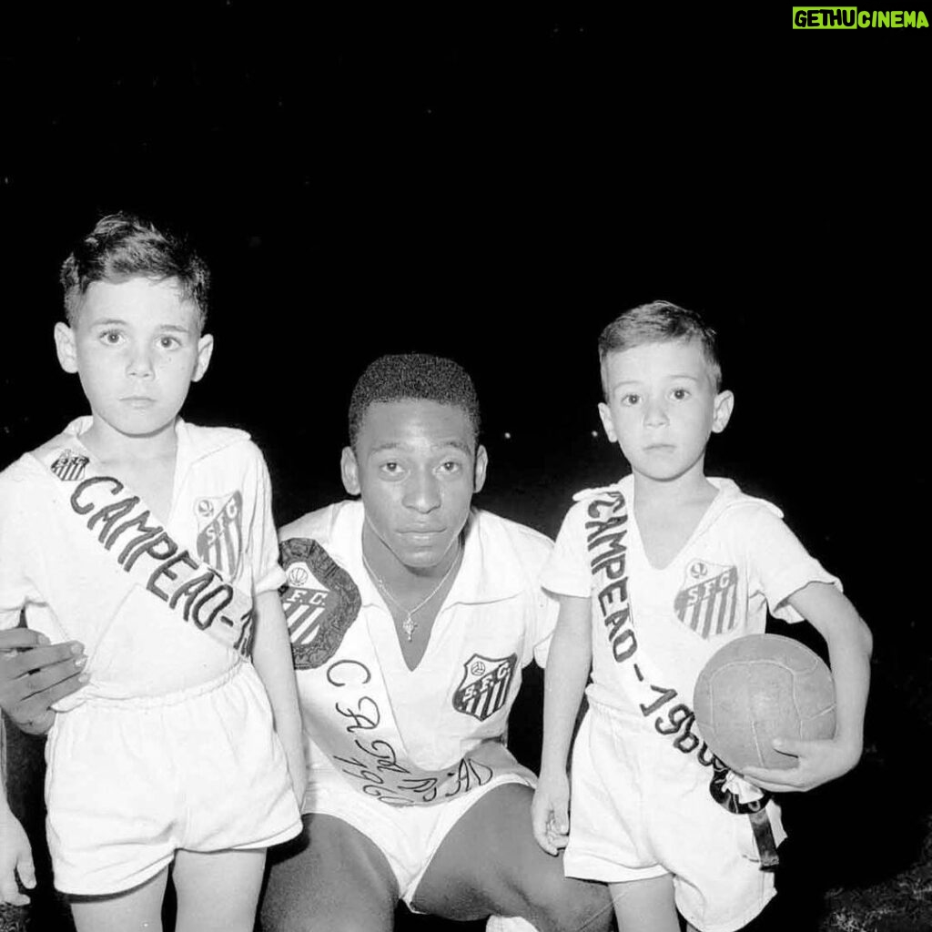 Pelé Instagram - Hoje é o dia de aniversário do clube que abrigou o Rei Pelé desde pequeno, até se transformar no maior de todos. Por isso, trouxemos algumas imagens do acervo pessoal, que mostram ele desde menino vestindo a camisa que mais amava vestir no mundo inteiro. Feliz aniversário, @santosfc! . Today is the birthday of the club that welcomed Pelé since he was little, until he became the biggest of all. For this reason, we have a few images from his personal file to share, that show him, since he was a boy, wearing his favorite shirt in the whole world! Happy birthday, @santosfc!