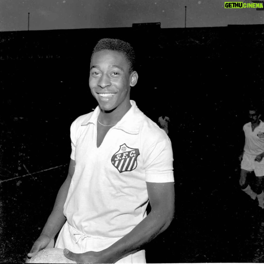 Pelé Instagram - Hoje é o dia de aniversário do clube que abrigou o Rei Pelé desde pequeno, até se transformar no maior de todos. Por isso, trouxemos algumas imagens do acervo pessoal, que mostram ele desde menino vestindo a camisa que mais amava vestir no mundo inteiro. Feliz aniversário, @santosfc! . Today is the birthday of the club that welcomed Pelé since he was little, until he became the biggest of all. For this reason, we have a few images from his personal file to share, that show him, since he was a boy, wearing his favorite shirt in the whole world! Happy birthday, @santosfc!