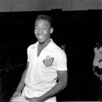 Pelé Instagram – Hoje é o dia de aniversário do clube que abrigou o Rei Pelé desde pequeno, até se transformar no maior de todos. Por isso, trouxemos algumas imagens do acervo pessoal, que mostram ele desde menino vestindo a camisa que mais amava vestir no mundo inteiro. Feliz aniversário, @santosfc!
.
Today is the birthday of the club that welcomed Pelé since he was little, until he became the biggest of all. For this reason, we have a few images from his personal file to share, that show him, since he was a boy, wearing his favorite shirt in the whole world! Happy birthday, @santosfc!