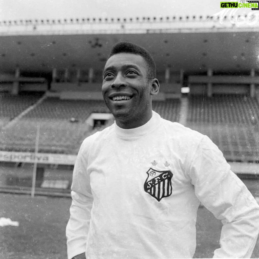 Pelé Instagram - Hoje é o dia de aniversário do clube que abrigou o Rei Pelé desde pequeno, até se transformar no maior de todos. Por isso, trouxemos algumas imagens do acervo pessoal, que mostram ele desde menino vestindo a camisa que mais amava vestir no mundo inteiro. Feliz aniversário, @santosfc! . Today is the birthday of the club that welcomed Pelé since he was little, until he became the biggest of all. For this reason, we have a few images from his personal file to share, that show him, since he was a boy, wearing his favorite shirt in the whole world! Happy birthday, @santosfc!