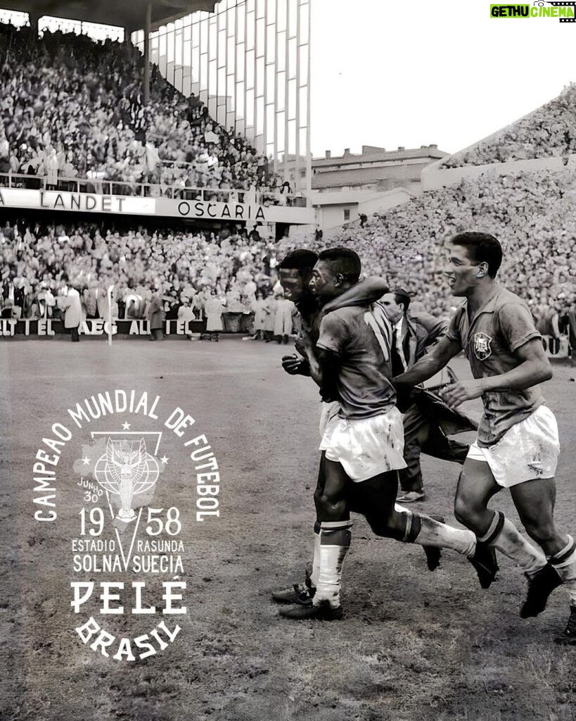 Pelé Instagram - 1958: O ano que o Pelé virou Lendário. Ele começou o campeonato como um menino, e o acabou como um Herói. Nem sempre se trata de um final de conto de fadas, as vezes é sobre o início deles. Na Copa do Mundo da Suécia, em 1958, quando Pelé tinha apenas 17 anos, ele marcou dois gols contra o time da casa na final. E, assim, nasce a lenda. A nova coleção da @rootsoffight honra o início do legado legendário do Pelé na Copa do Mundo, disponível exclusivamente em rootsoffight.com. #RootsofFight #KnowYourRoots . 1958: The Year The Legend of Pelé Was Born. He began the tournament as a boy, finished it as a hero. It’s not always about storybook endings. Sometimes it’s about storybook beginnings. At the 1958 World Cup in Sweden, when Pelé was just 17 years old, he scored a pair of goals against Sweden in the final. And just like that, a legend was born. This new @rootsoffight drop honors the beginning of Pelé’s legendary World Cup legacy - available exclusively at rootsoffight.com. #RootsofFight #KnowYourRoots