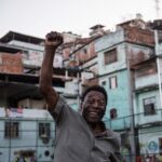 Pelé Instagram - Hoje completam-se três meses que Edson se despediu de nós. Preferimos lembrar dele fazendo o que mais amava: solidariedade. Aqui vão algumas fotos do Rei Pelé construindo a fundação que hoje continua seus trabalhos, em respeito ao seu legado. . Today marks three months since Edson said goodbye to us. We prefer to remember him doing what he loved most: solidarity. Here are some photos of King Pelé building the foundation that today continues its work in respect of his legacy.