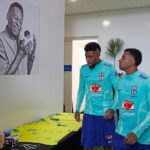 Pelé Instagram - Hoje será o primeiro jogo da Seleção Brasileira em que o Rei Pelé não estará torcendo em frente da TV. Porém, a @cbf_futebol deixou uma foto dele em frente ao vestiário, para abençoar nossos jogadores como ele sempre fazia. Temos certeza que Pelé deve estar muito feliz por ver um garoto que ele tinha tanto carinho usar a camisa 10 pela primeira vez. A Pelé Foundation deseja muita sorte ao @rodrygogoes e a todos os jogadores vestindo a amarelinha! . Today will be the first match of the Brazilian National Team in which King Pelé will not be cheering in front of the TV. However, @cbf_futebol left a photo of him in front of the locker room, to bless our players as he always did. We are sure that Pelé must be very happy to see a boy he loved so much wearing the number 10 shirt for the first time. The Pelé Foundation wishes @rodrygogoes and all the players wearing the Amarelinha a lot of luck!