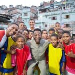 Pelé Instagram - Depois de se aposentar do futebol em 1977, Pelé concentrou em usar sua fama para trabalhar por causas que ele acreditava, tentando criar impactos positivos na luta pelo direito das crianças, pela educação e pelo combate à fome. Em 1994, Pelé foi indicado como Embaixador da Boa Vontade da UNESCO, um título que reconhece pessoas que dedicam incríveis esforços para contribuir para a paz mundial e segurança, promovendo colaboração entre os povos. Por todo seu trabalho humanitário em todo o mundo, a UNESCO premiou Pelé com o Children in Need Award, em 2012. No mesmo ano, ele foi homenageado com o título de Doutorado Honorário da Universidade de Edimburgo, em reconhecimento aos seus feitos em vida. Em respeito a sua vontade, este trabalho irá continuar através da Pelé Foundation, que vai manter este legado ativo através de suas ações solidárias. . After retiring from football in 1977, Pelé concentrated on using his fame to work for causes he believed in, ranging from world peace to international children’s rights and poverty alleviation. In 1994 Pelé was appointed a UNESCO Goodwill Ambassador, a role that recognizes people that wield incredible influence to contribute to world peace and security by promoting international collaboration. For all his humanitarian work around the world, UNESCO awarded Pelé with the ‘Children in Need’ Award in 2012. The same year, he was awarded an Honorary Doctorate Degree from the University of Edinburgh in recognition of his lifetime achievements. In respect of his will in life, this work will continue through the Pelé Foundation, which will keep this legacy active through its solidarity actions.