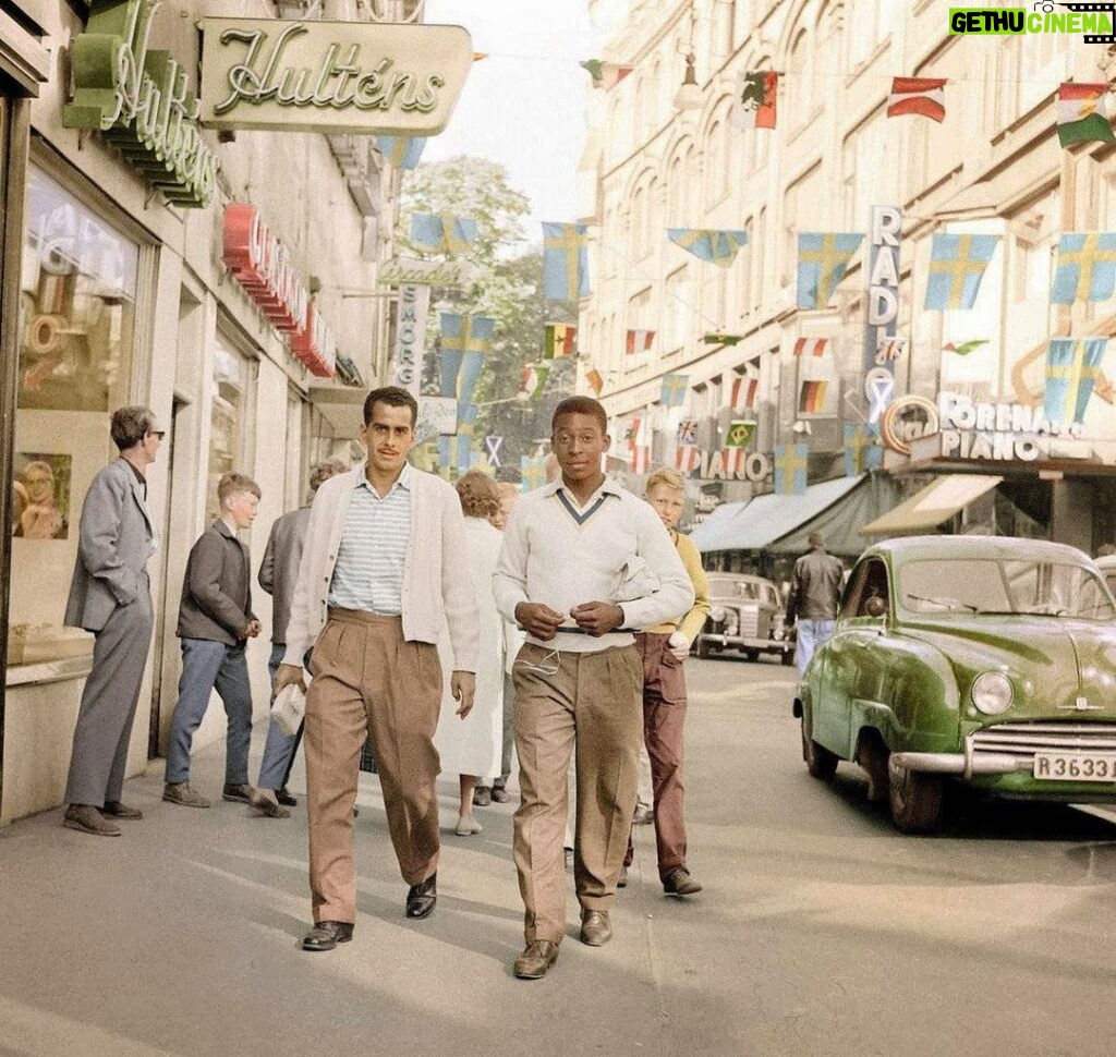 Pelé Instagram - Em 1958, na Suécia, eu caminhava pelas ruas pensando em cumprir a promessa que fiz ao meu pai. Sei que muitos da Seleção fizeram promessas parecidas e também vão em busca da sua primeira Copa do Mundo. Eu quero inspirar vocês, meus amigos. Assistirei ao jogo daqui do hospital e estarei torcendo muito por cada um de vocês. Estamos juntos nessa caminhada. Boa sorte ao nosso Brasil! . In 1958, in Sweden, I was walking through the streets thinking about fulfilling the promise I made to my father. I know that many of the national team made similar promises and are also looking for their first World Cup. I want to inspire you, my friends. I'll watch the game from here at the hospital and I'll be rooting for each one of you. We are on this journey together. Good luck to our Brazil!