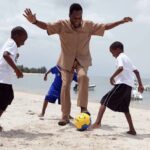 Pelé Instagram – Eu espero que vocês estejam gostando de assistir os jogos da Copa do Mundo tanto quanto eu. Eu sou apaixonado por futebol e amo o quanto ele ajuda a empoderar crianças através da diversão, trabalho em equipe e criatividade. Esta é a razão pela qual eu comecei a Fundação Pelé e hoje estou animado de poder contar para vocês estamos anunciando os vencedores do primeiro Prêmio Três Corações, que honram um jogador, uma ONG e uma inspiração. Os vencedores contribuem para causas filantrópicas e impactam a sociedade através do apoio e empoderamento de crianças por esforços educacionais, de saúde e contra a vulnerabilidade social.

É um grande prazer anunciar que os vencedores deste ano são @grassrootsoccer , por sua liderança na promoção de saúde dos adolescentes nos últimos 20 anos; @cristiano , por sua excelência nos campos e fora deles, num esforço interminável pelas crianças; e a @globalempowermentmission , por seu trabalho excepcional ajudando refugiados ucranianos.

Como hoje é Giving Tuesday, juntem-se a mim celebrando os vencedores por seu incrível trabalho com futebol que muda o mundo!
–
Hello from Brazil! I hope you’re all enjoying watching the games at the World Cup as much as I am. I love fútbol so deeply and I also love it for how it helps and empowers children through fun, teamwork, and creativity. That’s the reason why I started Pelé Foundation and why I’m delighted to announce that we are establishing our first ever Three Hearts Awards, which will recognize a player, non profit organization and an inspiration annually, who has had a significant contribution, commitment to philanthropy, and community impact that aids and empowers children through educational, anti-poverty or health efforts.

It’s my pleasure to announce this years honorees will be @grassrootsoccer  for their leadership in adolescent health over the past 20 years, @cristiano for his excellence on and off the field highlighted by his endless commitment to children’s causes, and @globalempowermentmission, for their inspirational work helping Ukrainian refugees.

As today is Giving Tuesday, join me in celebrating this year’s honorees for their amazing work using fútbol to change the world!