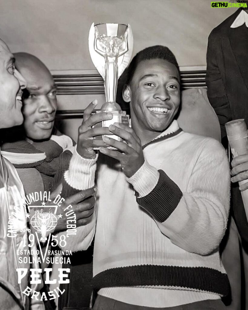 Pelé Instagram - Eu era apenas uma criança em 1958, mas me lembro como se fosse ontem. Sempre foi minha maior honra representar o Brasil, mas fazer isso na maior competição do planeta, marcar gols importantes e eventualmente levantar o troféu… foi um sonho realizado! Minha coleção oficial do @rootsoffight acaba de adicionar este novo moletom azul, inspirado nas camisas azuis que usamos na final de 1958! Confira em rootsoffight.com e use o código BLACKFRIDAY10 para 10% de desconto extra em tudo. #RootsofFight #KnowYourRoots . I was only a kid back in 1958 but I remember it like it was yesterday. It’s always been my greatest honour to represent Brasil but to do it so in the biggest competition on the planet, score important goals and eventually lift the trophy… it was a dream come true! My official @rootsoffight collection has just added this new blue sweatsuit, inspired by the blue jerseys we wore in the 1958 final! Check it out at rootsoffight.com and use code BLACKFRIDAY10 for an extra 10% off everything. #RootsofFight #KnowYourRoots