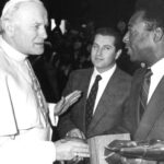 Pelé Instagram - Pelé sempre foi muito religioso. E nesta Páscoa, queremos compartilhar um pouco da paixão do Rei do Futebol por Deus. Ele sempre dizia: “Deus me deu o dom de jogar futebol”. E sempre tentou se encontrar com os pontífices da Igreja Católica pessoalmente. O Rei do Futebol entregou camisa autografada ao papa Francisco e se encontrou com Bento XVI, João Paulo II e Paulo VI. A Pelé Foundation deseja Feliz Páscoa a todos. . Pelé was always a religious person. This Easter, we want to share a little bit of the Rei’s love for God. He would always say “God gave me the gift of playing soccer”. He always tried to meet with the Catholic Church pontiffs in person. The Rei of football gave an autographed shirt to Pope Francis and met with Benedict XVI, John Paul II and Paul VI. The Pelé Foundation wish a happy Easter to all.